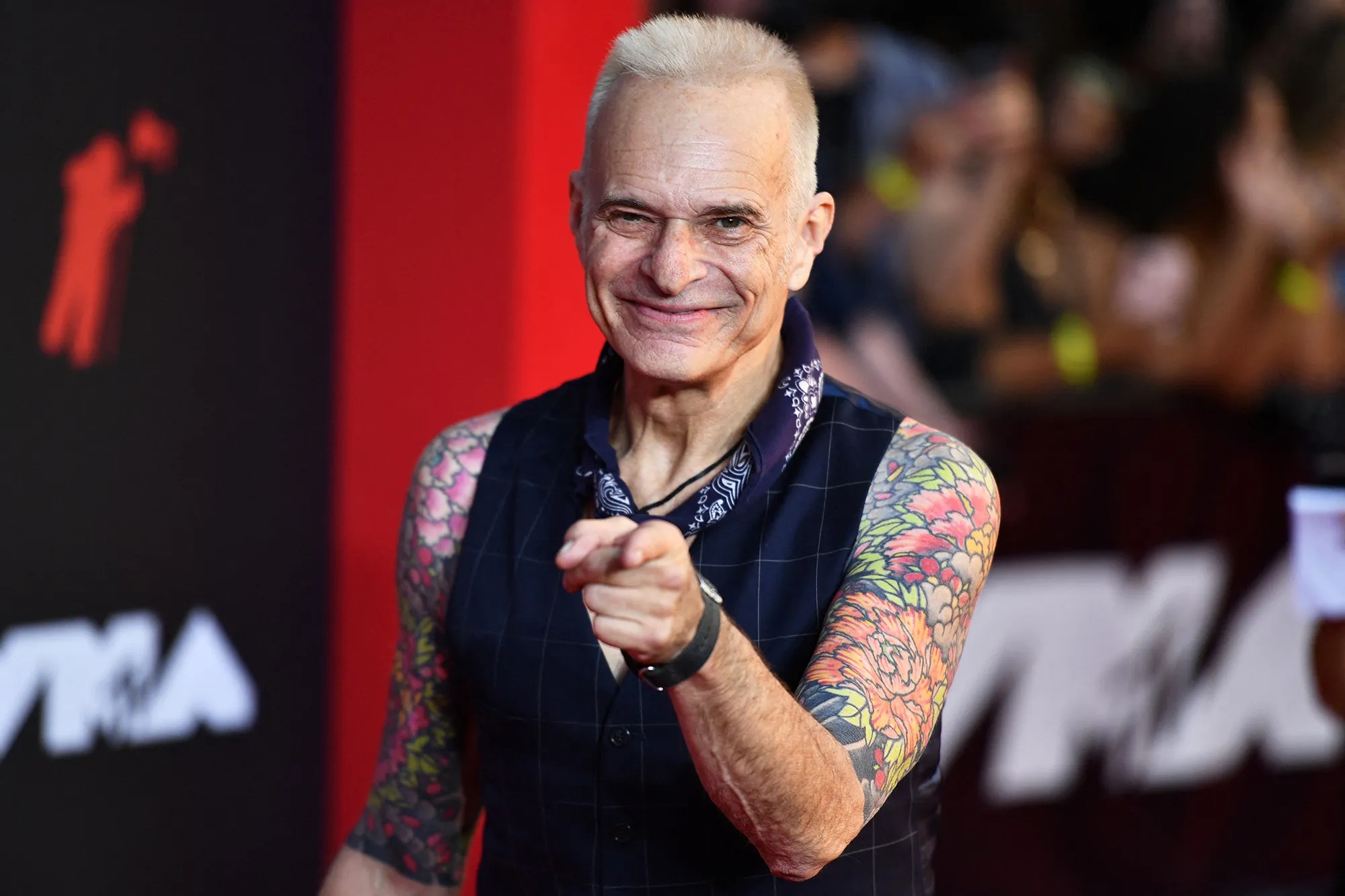 DAVID LEE ROTH: Πούλησε τον μουσικό του κατάλογο και δηλώνει πλέον, πλούσιος