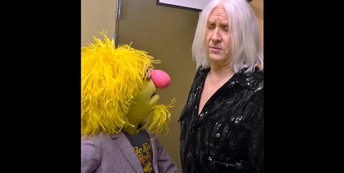 Οι DEF LEPPARD σε συνεργασία φωτιά με τα Muppets ερμηνεύουν το «Rock! Rock! (Till You Drop)» στο Rock ‘N’ Roller Coaster