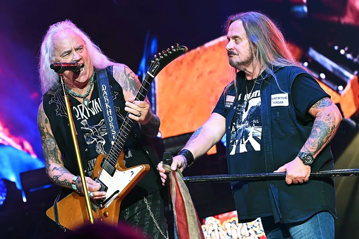 Οι Johnny Van Zant και Rickey Medlocke των Lynyrd Skynyrd στο τραγούδι-φόρο τιμής στον Gary Rossington