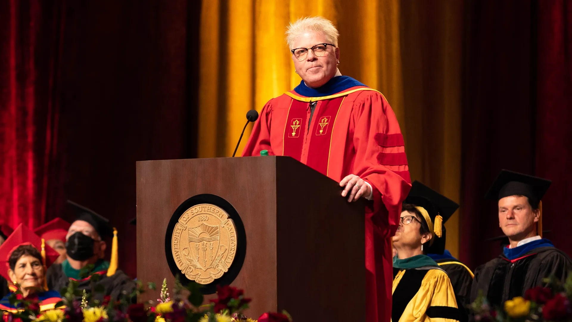 Ο DEXTER HOLLAND, τραγουδιστής των THE OFFSPRING, εκφωνεί την ομιλία αποφοίτησης στο USC Dornsife