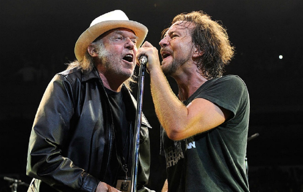 Eπανεκδίδεται το άλμπουμ «Mirror Ball» του Neil Young με τους Pearl Jam 