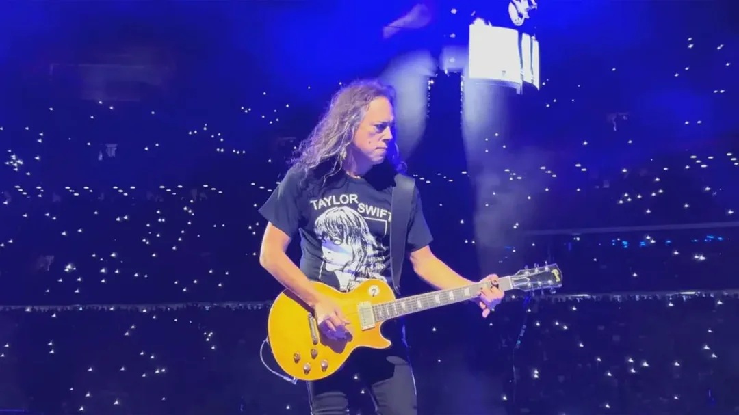 Ο Kirk Hammett επικρίνει την κατάσταση της ποπ μουσικής μετά τις αντίδραση για το μπλουζάκι της Taylor Swift που φόρεσε
