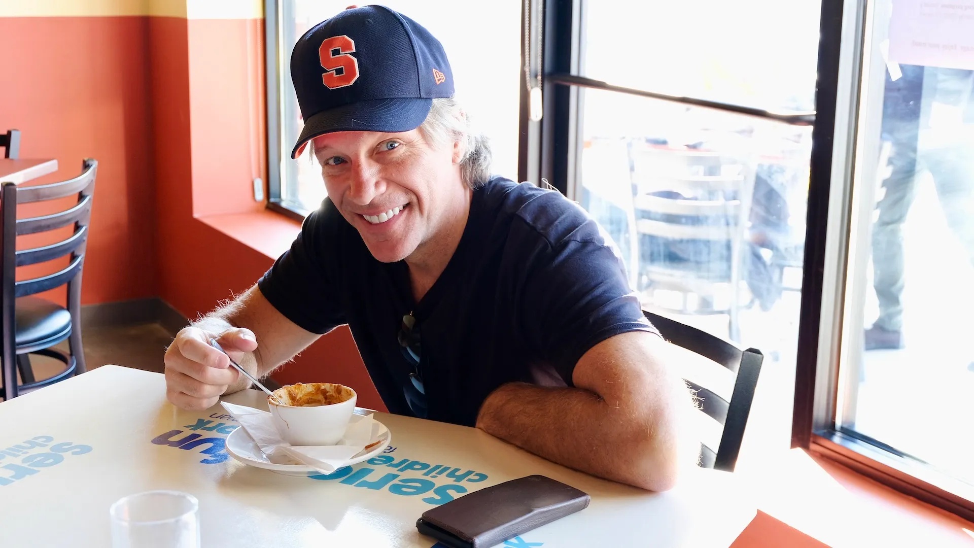 Ο Jon Bon Jovi μιλά με τη σύζυγό του Dorothea για την διάκριση του James Beard Impact Award