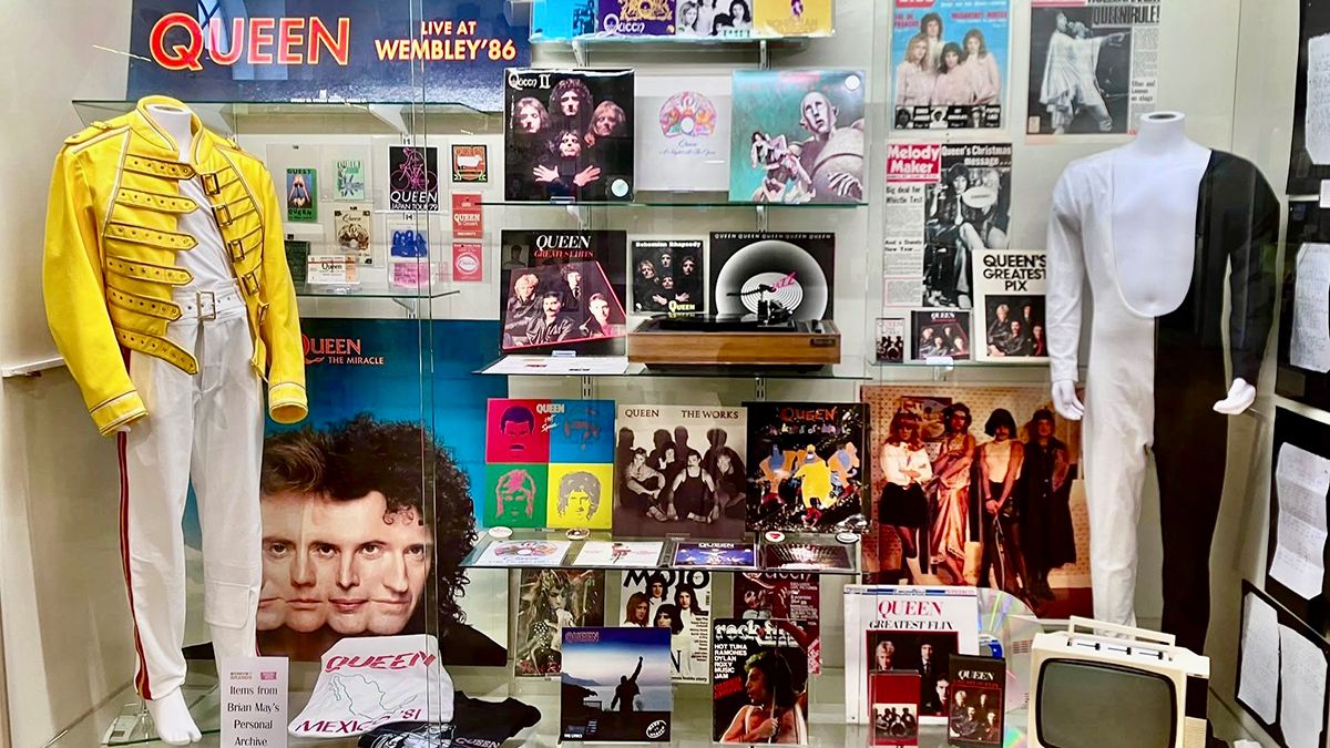 Brian May: Το προσωπικό του αρχείο από αναμνηστικά των QUEEN σε έκθεση στο Λονδίνο