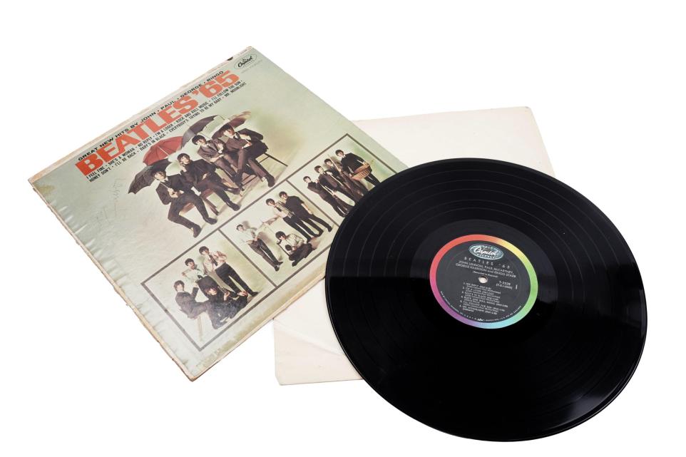 Τhe Beatles: Υπογεγραμμένος δίσκος «Beatles ’65» πωλήθηκε σε δημοπρασία έναντι 19.500 λιρών