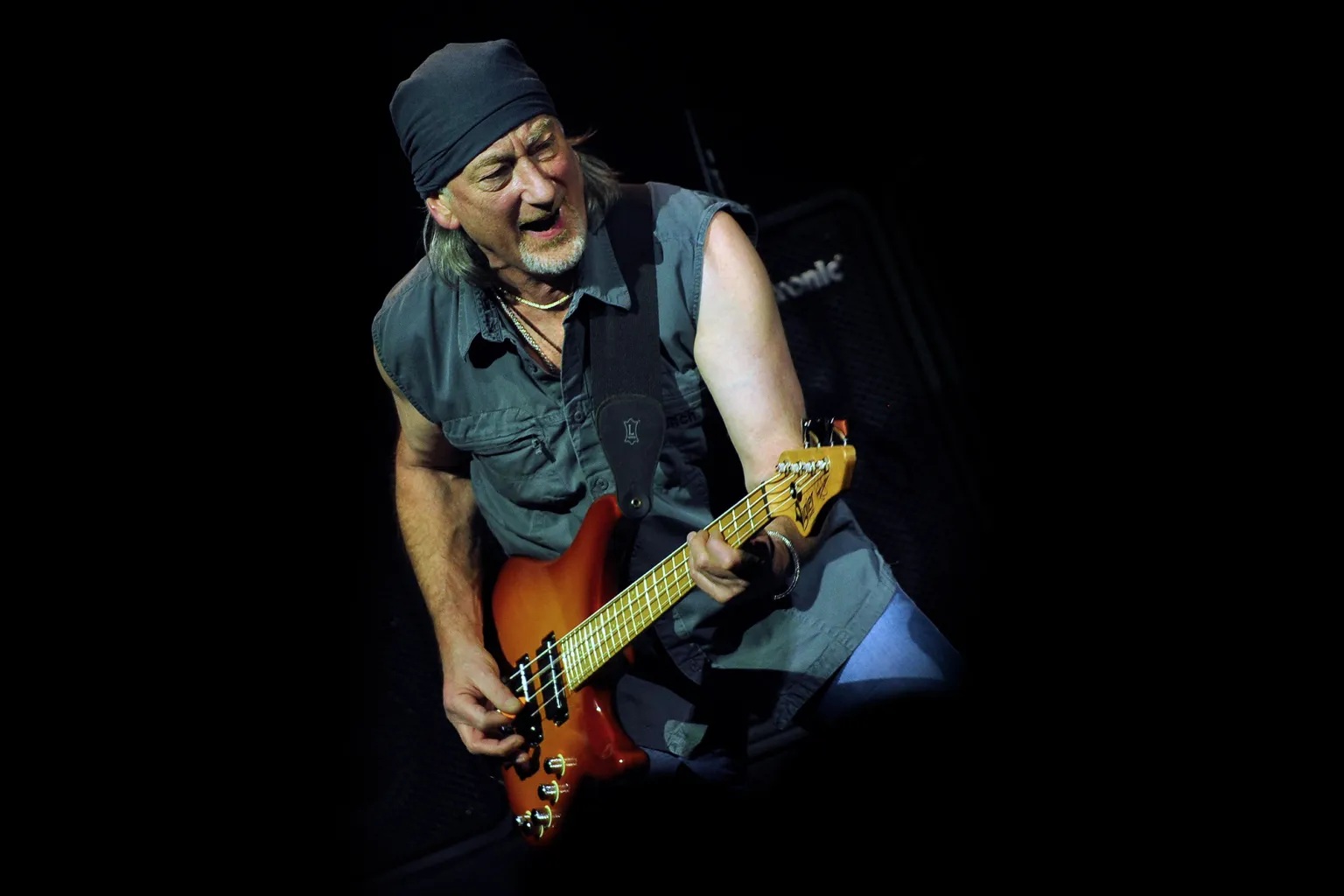 Ο ROGER GLOVER των DEEP PURPLE εξηγεί γιατί δεν κουράζεται ποτέ να παίζει το «Smoke On The Water»