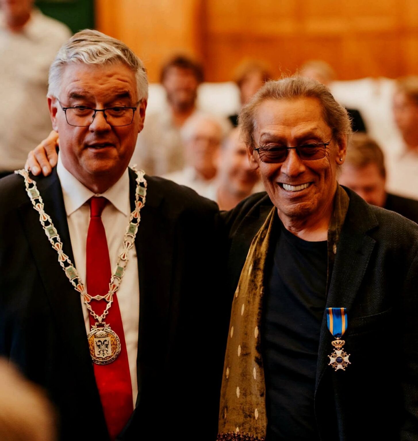 O ντράμερ των Van Halen ιππότης του Νιμέγκεν της Ολλανδίας