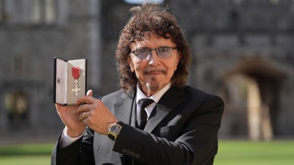 Tony Iommi: Ο θρυλικός κιθαρίστας θα λάβει σήμερα το παράσημο MBE στο Κάστρο του Ουίνδσορ