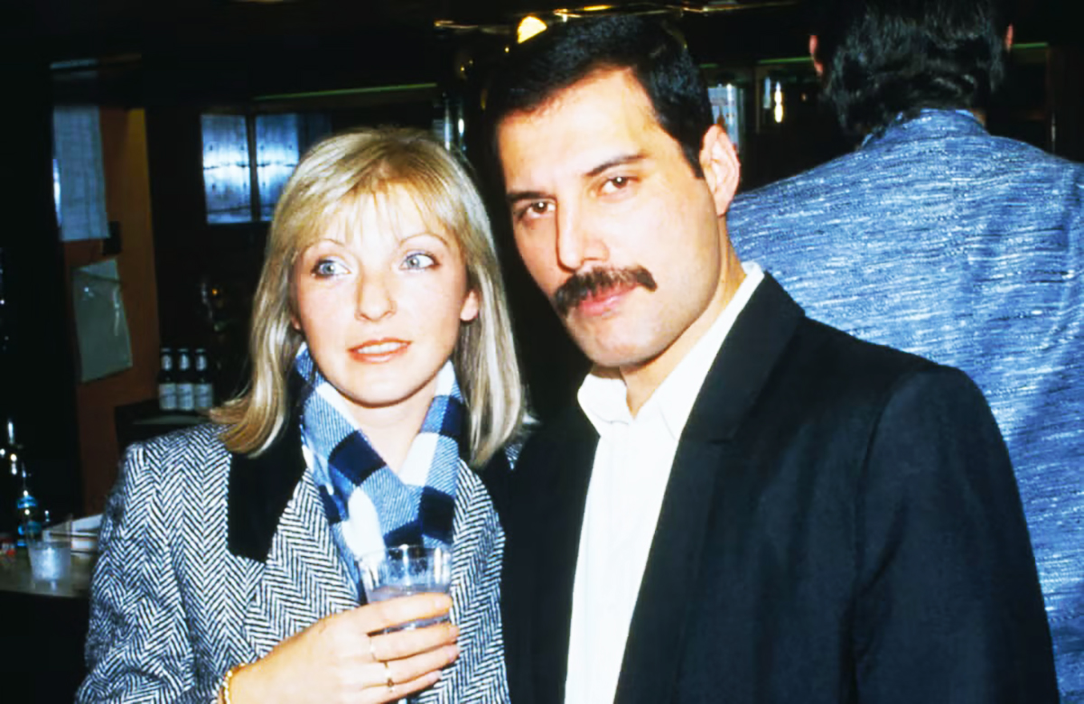 Η Mary Austin ανοίγει το αρχείο του Freddie Mercury
