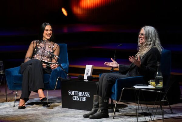 Patti Smith και Dua Lipa σε μία συζήτηση για τη μνήμη, την απώλεια και το βιβλίο της “Bread of Angels”