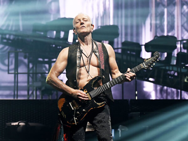 DEF LEPPARD: Ο Phill Collen αποκάλυψε το τραγούδι που έχει πάρει βραβείο ως ύμνος του στριπτίζ