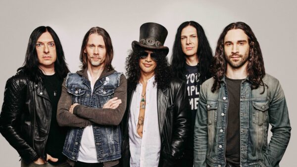 Ο SLASH μίλησε για το επερχόμενο άλμπουμ του SLASH FEATURING MYLES KENNEDY & THE CONSPIRATORS με τίτλο «Flying Blind»